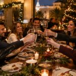 Compañeros de trabajo brindando en una cena de empresa de Navidad en un restaurante