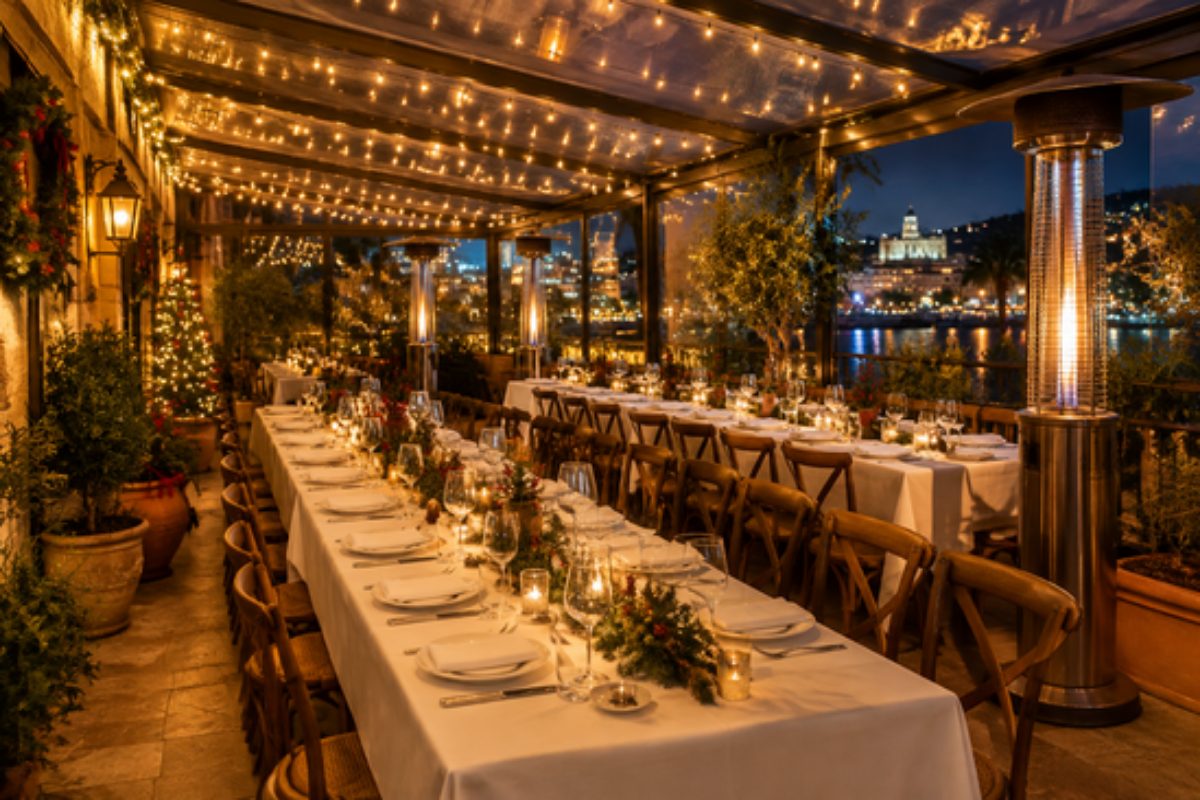 Terraza cubierta con mesas largas y luces preparada para una cena de empresa en diciembre
